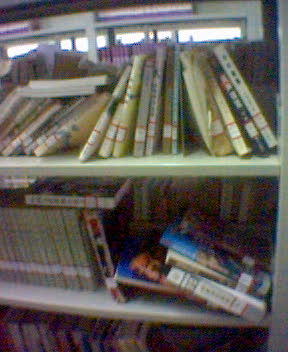 图书馆乱七八糟的书架……